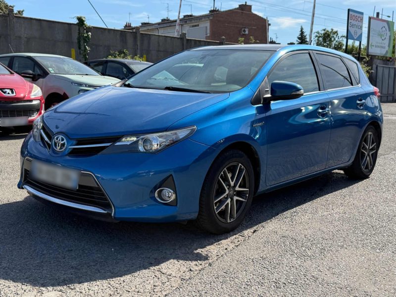 TOYOTA AURIS 136H FEEL 2015