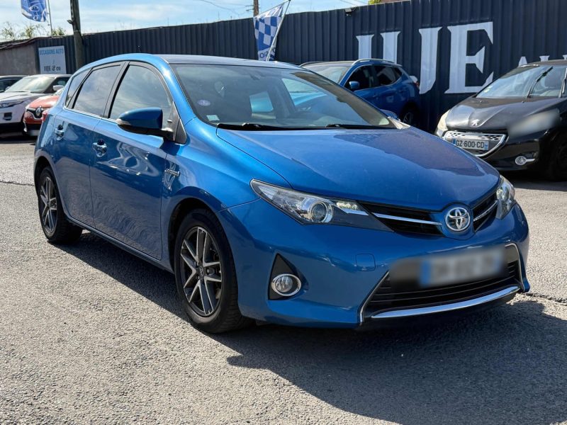 TOYOTA AURIS 136H FEEL 2015