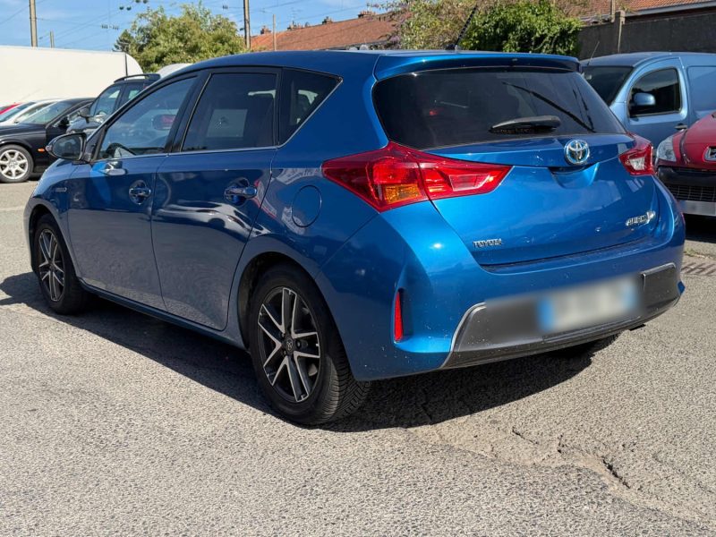 TOYOTA AURIS 136H FEEL 2015