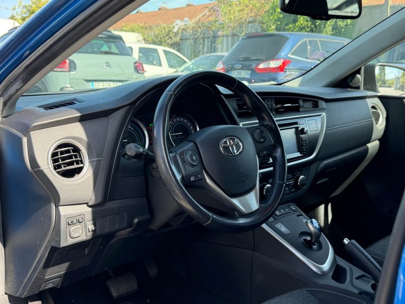 TOYOTA AURIS 136H FEEL 2015