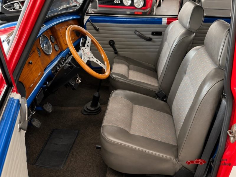 MINI CLASSIC 1984 – PEINTURE UNION JACK – 39 200 KM – ORIGINE FRANCE – TÉLÉPHONE D’ÉPOQUE FONCTIONNE