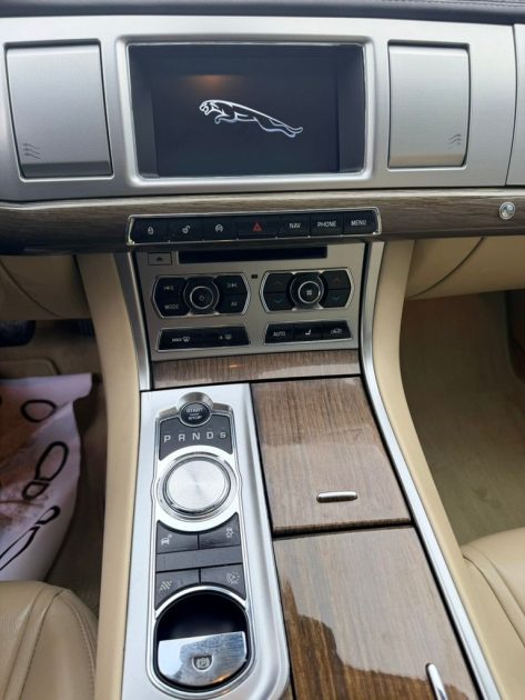 JAGUAR XF (2) 3.0 D V6 240 CH LUXE PREMIUM 2013