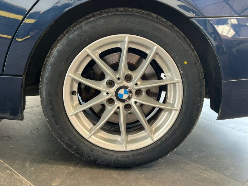 🚗 BMW SÉRIE 3 TOURING 318d ⚙️ 📱 Bluetooth 🧭 Navigation 🔗 Attelage