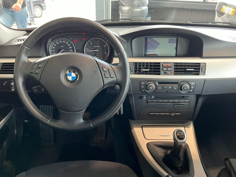 🚗 BMW SÉRIE 3 TOURING 318d ⚙️ 📱 Bluetooth 🧭 Navigation 🔗 Attelage