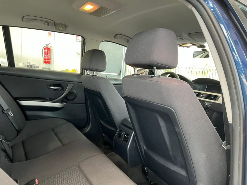 🚗 BMW SÉRIE 3 TOURING 318d ⚙️ 📱 Bluetooth 🧭 Navigation 🔗 Attelage