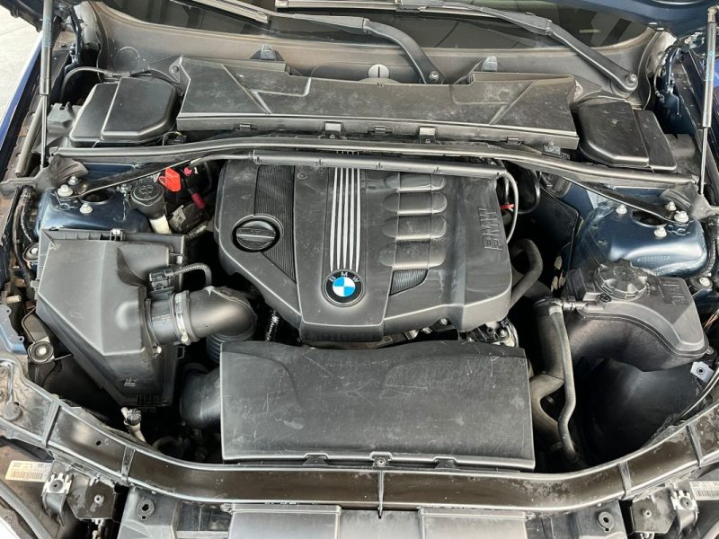 🚗 BMW SÉRIE 3 TOURING 318d ⚙️ 📱 Bluetooth 🧭 Navigation 🔗 Attelage