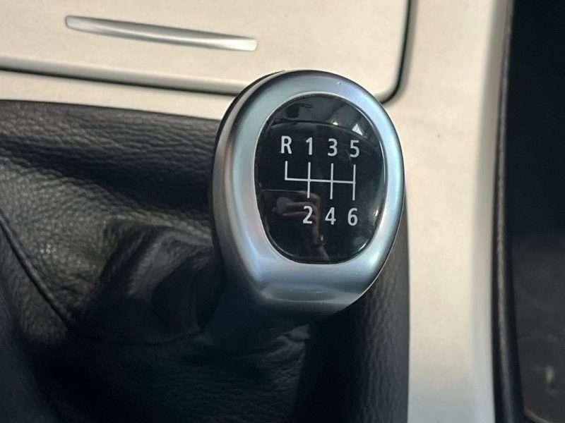 🚗 BMW SÉRIE 3 TOURING 318d ⚙️ 📱 Bluetooth 🧭 Navigation 🔗 Attelage