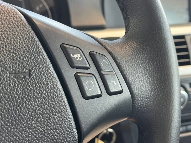 🚗 BMW SÉRIE 3 TOURING 318d ⚙️ 📱 Bluetooth 🧭 Navigation 🔗 Attelage