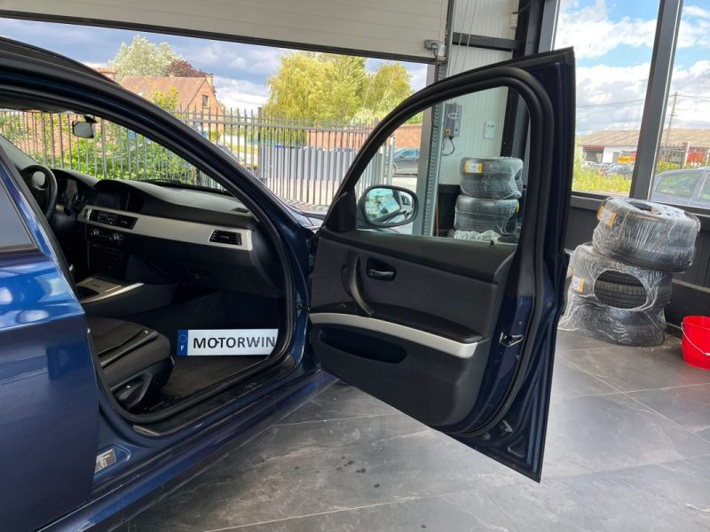 🚗 BMW SÉRIE 3 TOURING 318d ⚙️ 📱 Bluetooth 🧭 Navigation 🔗 Attelage