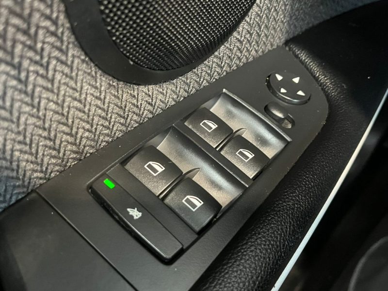 🚗 BMW SÉRIE 3 TOURING 318d ⚙️ 📱 Bluetooth 🧭 Navigation 🔗 Attelage