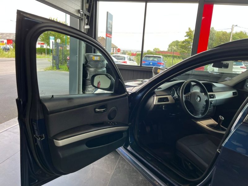 🚗 BMW SÉRIE 3 TOURING 318d ⚙️ 📱 Bluetooth 🧭 Navigation 🔗 Attelage