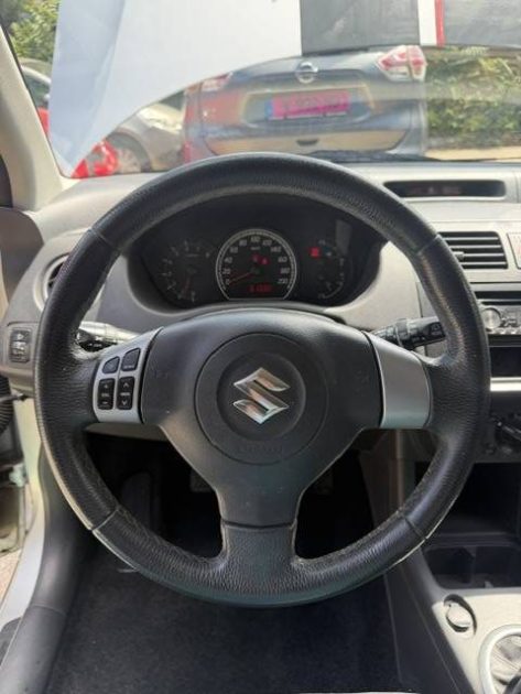 SUZUKI SWIFT 1.3 CONFORT 2009 - 61 324Kms - Climatisation - Premier Main - Suivit suzuki 