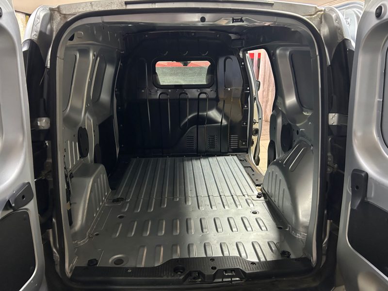 RENAULT EXPRESS VAN 1.3 TCE 100 ESSENTIEL 05/2022 PRIX HT : 8325 € PRIX TTC : 9990 €