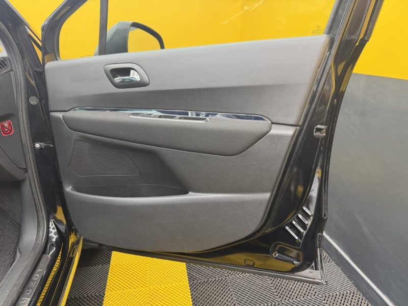 PEUGEOT 3008 1.6 HDI 16V 110CH PREMIUM PACK