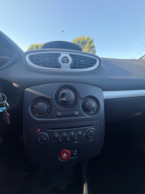 Renault clio III 3 1.2 TCE 100 - Faible KM - Attelage 