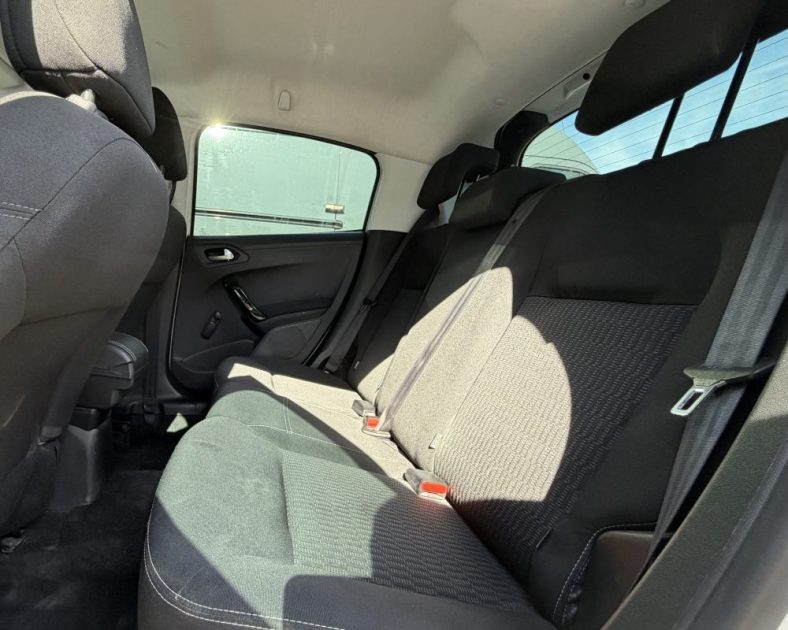 PEUGEOT 208 1.5 BLUE HDI 100 ch ACTIVE- 5 Places - Apple carplay - Distribution faite !