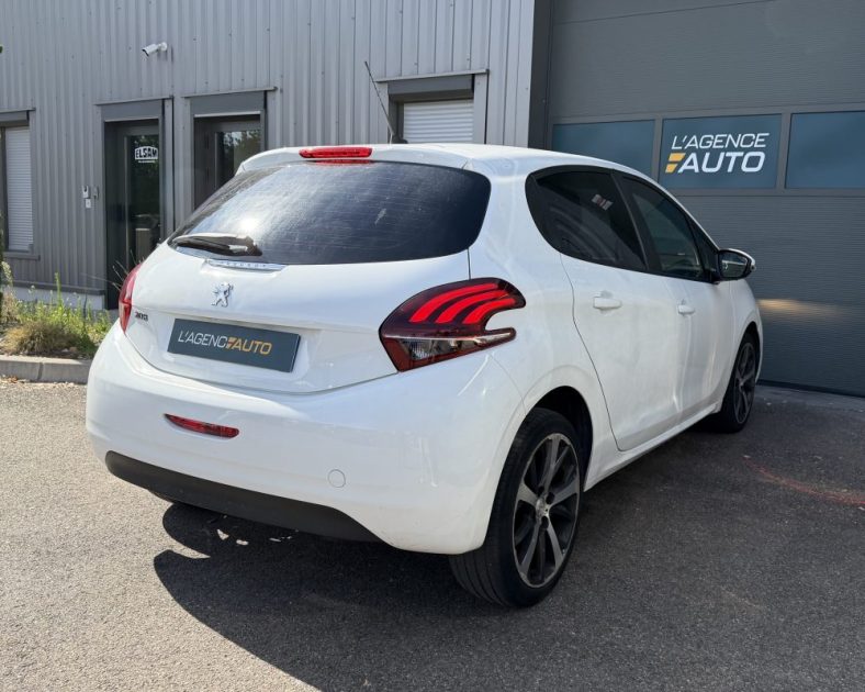 PEUGEOT 208 1.5 BLUE HDI 100 ch ACTIVE- 5 Places - Apple carplay - Distribution faite !