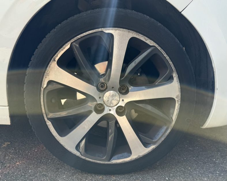 PEUGEOT 208 1.5 BLUE HDI 100 ch ACTIVE- 5 Places - Apple carplay - Distribution faite !