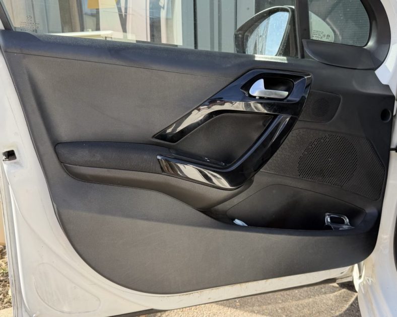PEUGEOT 208 1.5 BLUE HDI 100 ch ACTIVE- 5 Places - Apple carplay - Distribution faite !
