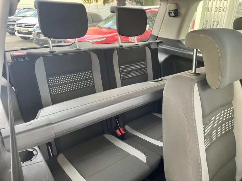 VOLKSWAGEN TOURAN 2.0 TDI 140 LIFE 7 Places