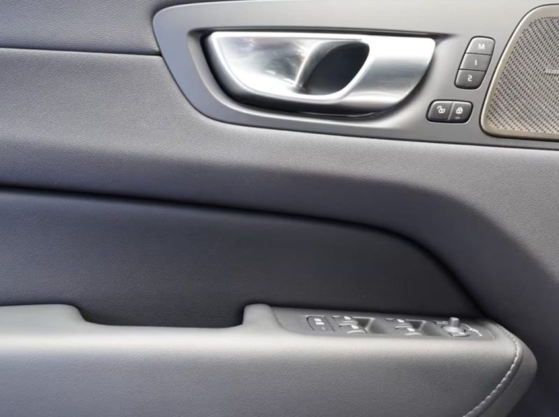VOLVO XC60 PLUS DARK 2024
