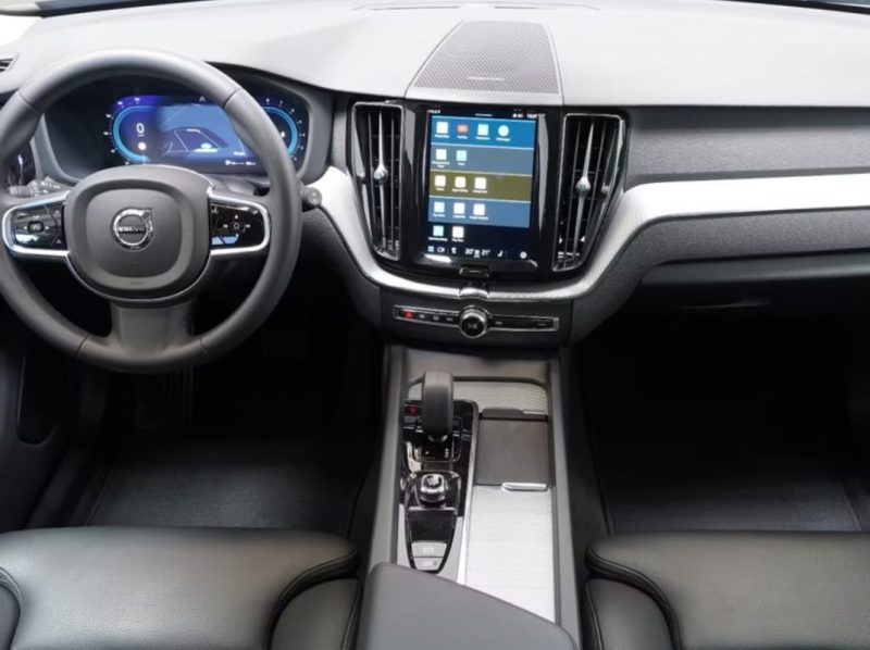 VOLVO XC60 PLUS DARK 2024
