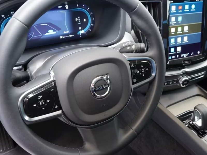VOLVO XC60 PLUS DARK 2024
