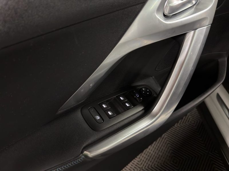 PEUGEOT 2008 CROSSWAY 1.2 TURBO 130 Cv 1ERE MAIN TOIT PANO APPLE CARPLAY & ANDROID - GARANTIE 1 AN