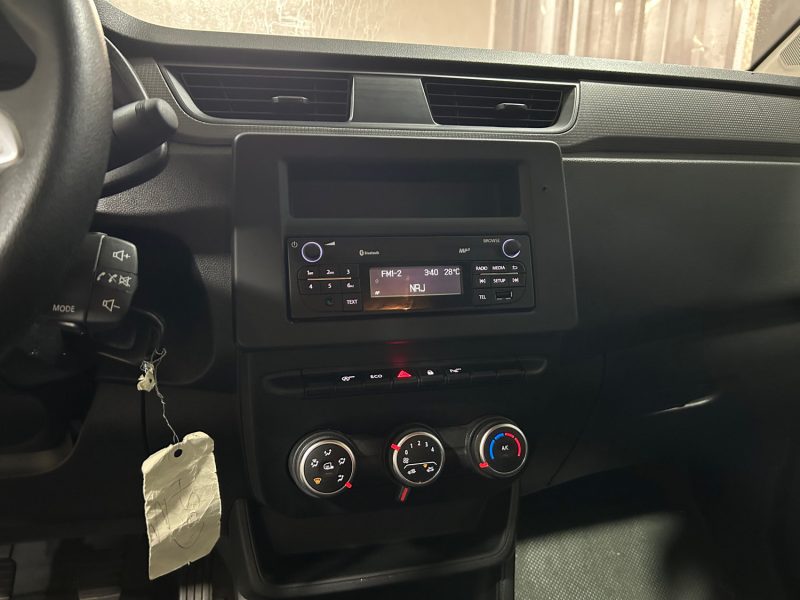 RENAULT EXPRESS VAN 1.5 BLUE DCI 95 ECO CONFORT 12/2021 PRIX HT : 8325 € PRIX TTC : 9990 €