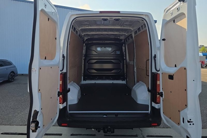 RENAULT MASTER FOURGON BLUE DCI 130 L2H2 NEUF EN STOCK 3T5 TR EXTRA 2025