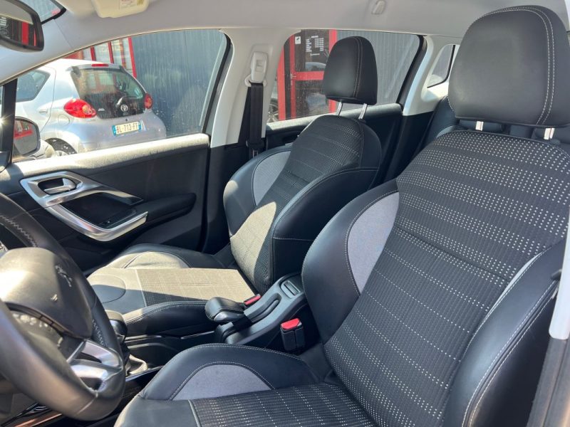 Peugeot 2008 1.2i 110 Allure / Garantie 3/12 Mois