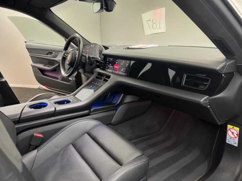 PORSCHE TAYCAN TURBO 680CH PANO