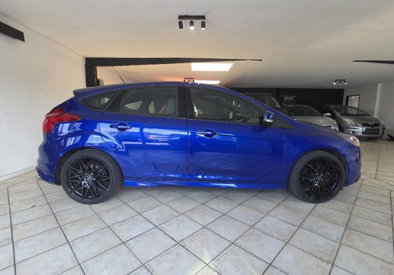 Ford Focus ST 2.0 Ecoboost 250ch MK3 avec toit ouvrant (très rare) Garantie 12 Mois