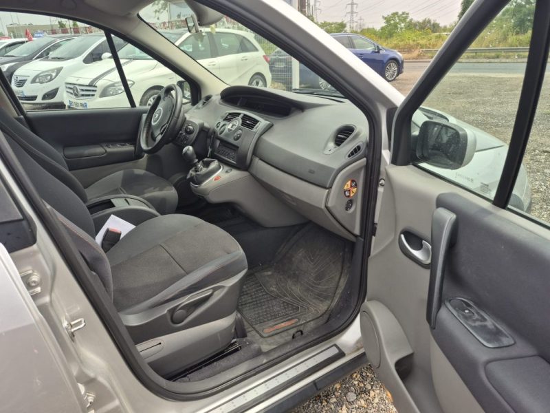 RENAULT Scénic HH-078-WQ - II 1.9 dCi 130cv