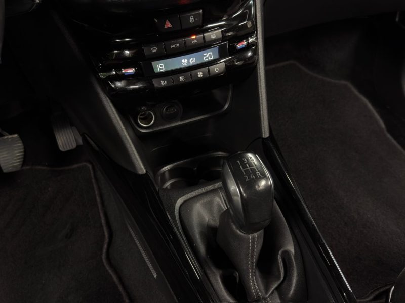PEUGEOT 2008 1.2 PURE TECH 82 Cv ALLURE - CAMERA / GPS CARPLAY / REGULATEUR - GARANTIE 12 MOIS