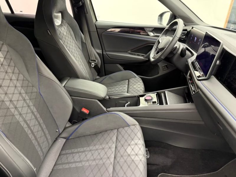 VOLKSWAGEN TIGUAN 1.5 EHYBRID DSG R-LINE – BLACK STYLE – DCC – CAMÉRA 360° – ATTELAGE 2024
