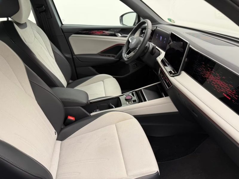 VOLKSWAGEN TIGUAN 1.5 EHYBRID DSG ELEGANCE – PACK DARK – TOIT PANORAMIQUE – IQ.LIGHT HD – CAMÉRA 360° – ATTELAGE 2025