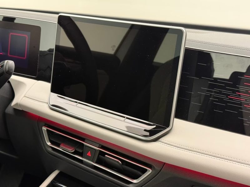 VOLKSWAGEN TIGUAN 1.5 EHYBRID DSG ELEGANCE – PACK DARK – TOIT PANORAMIQUE – IQ.LIGHT HD – CAMÉRA 360° – ATTELAGE 2025