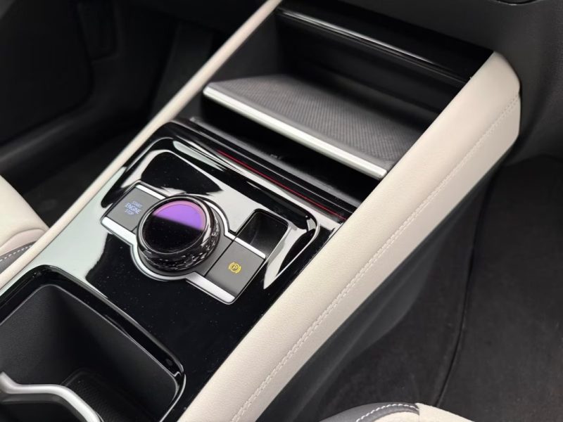VOLKSWAGEN TIGUAN 1.5 EHYBRID DSG ELEGANCE – PACK DARK – TOIT PANORAMIQUE – IQ.LIGHT HD – CAMÉRA 360° – ATTELAGE 2025