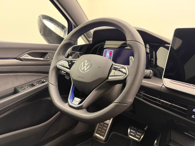 VOLKSWAGEN GOLF 8 PHASE 2 R 2.0 TSI DSG 4MOTION 333 CH – PANO – DCC – MATRIX LED – CAMÉRA 360° 2025