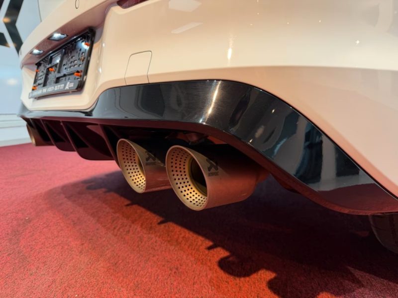 VOLKSWAGEN GOLF 2.0 TSI 4MOTION DSG R PERFORMANCE 20 ANS – ÉCHAPPEMENT AKRAPOVIC – PANO – CUIR – DCC 2023