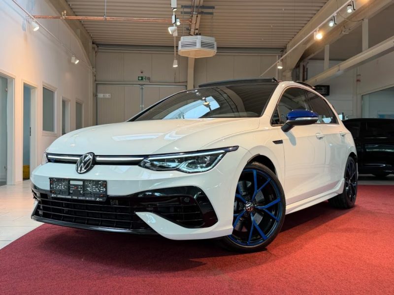 VOLKSWAGEN GOLF 2.0 TSI 4MOTION DSG R PERFORMANCE 20 ANS – ÉCHAPPEMENT AKRAPOVIC – PANO – CUIR – DCC 2023
