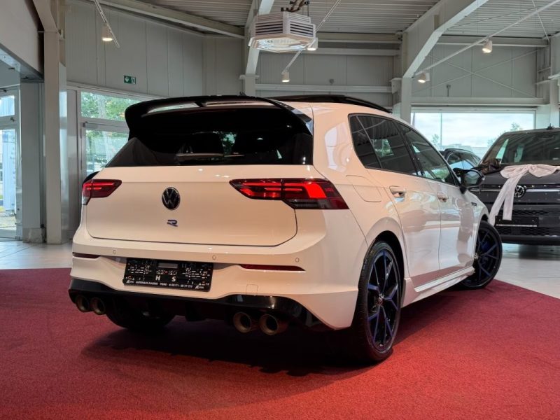 VOLKSWAGEN GOLF 2.0 TSI 4MOTION DSG R PERFORMANCE 20 ANS – ÉCHAPPEMENT AKRAPOVIC – PANO – CUIR – DCC 2023
