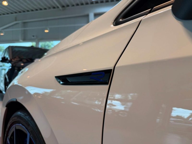 VOLKSWAGEN GOLF 2.0 TSI 4MOTION DSG R PERFORMANCE 20 ANS – ÉCHAPPEMENT AKRAPOVIC – PANO – CUIR – DCC 2023