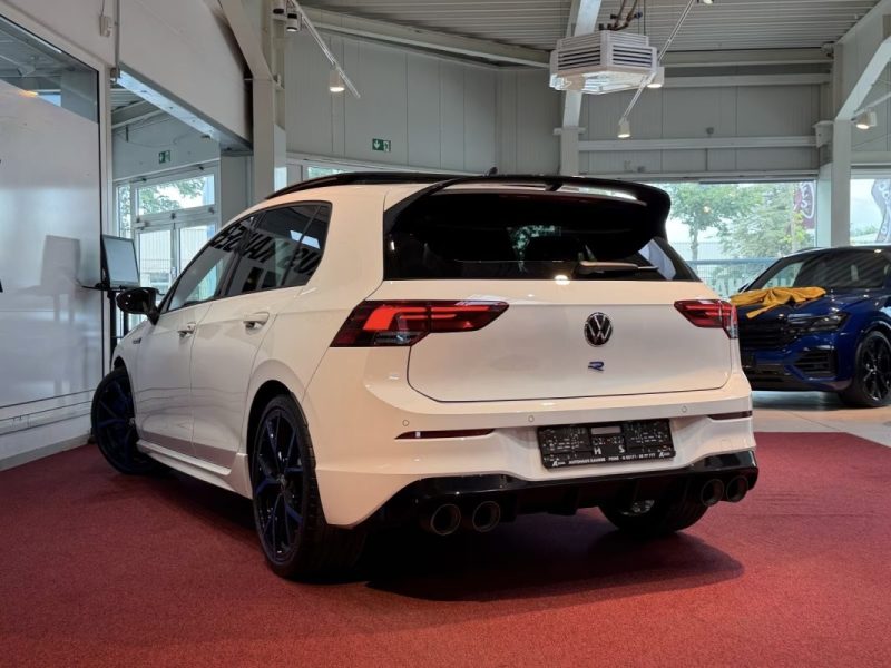 VOLKSWAGEN GOLF 2.0 TSI 4MOTION DSG R PERFORMANCE 20 ANS – ÉCHAPPEMENT AKRAPOVIC – PANO – CUIR – DCC 2023