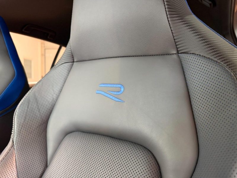 VOLKSWAGEN GOLF 2.0 TSI 4MOTION DSG R PERFORMANCE 20 ANS – ÉCHAPPEMENT AKRAPOVIC – PANO – CUIR – DCC 2023