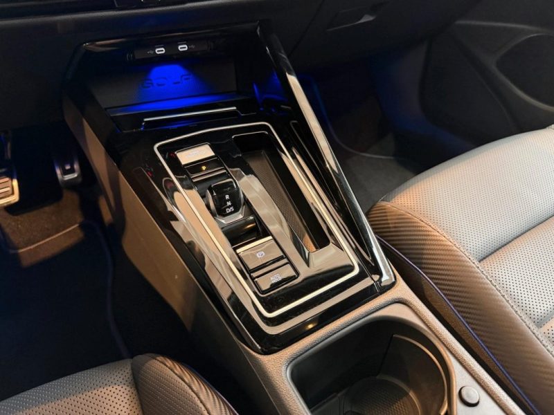 VOLKSWAGEN GOLF 2.0 TSI 4MOTION DSG R PERFORMANCE 20 ANS – ÉCHAPPEMENT AKRAPOVIC – PANO – CUIR – DCC 2023