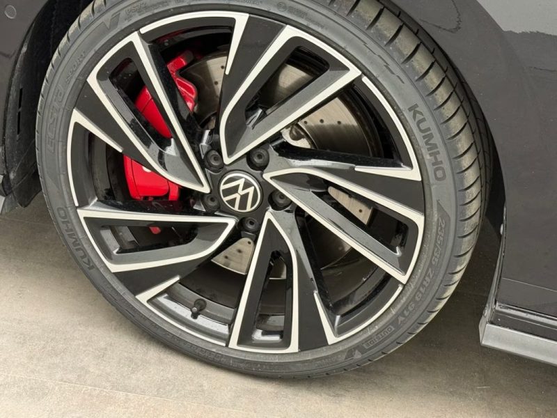 VOLKSWAGEN GOLF GTI CLUBSPORT TSI DSG – PANO – HARMAN KARDON – AFFICHAGE TÊTE HAUTE – JANTES 19\" 2023