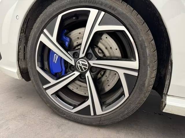 VOLKSWAGEN GOLF 8 R TSI DSG 4MOTION – ÉCHAPPEMENT AKRAPOVIC TITANE – HARMAN KARDON – DISCOVER PRO – BLACK STYLE 2022