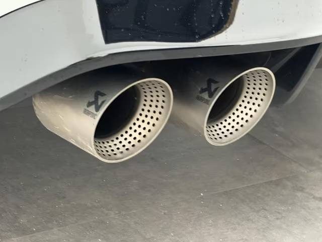 VOLKSWAGEN GOLF 8 R TSI DSG 4MOTION – ÉCHAPPEMENT AKRAPOVIC TITANE – HARMAN KARDON – DISCOVER PRO – BLACK STYLE 2022